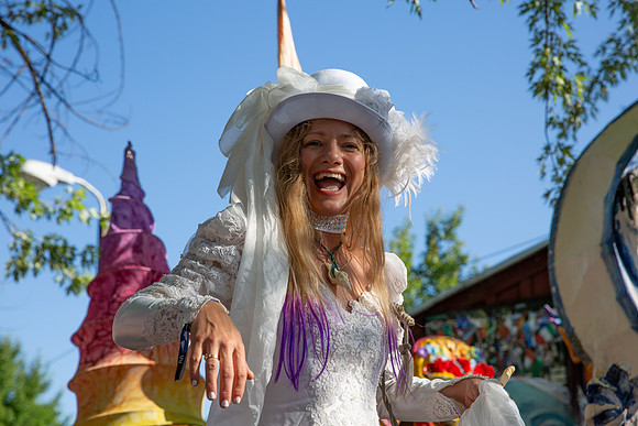 Leah-Marie-Studio-Giant-Puppets-Save-The-World-8